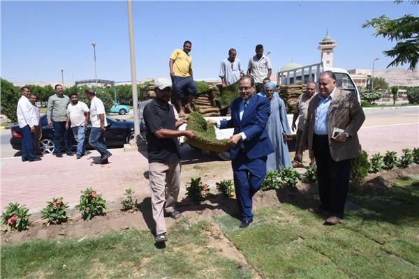 رئيس جامعة سوهاج يشارك في زراعة النجيل الأخضر 