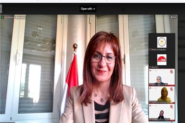  السفيرة نبيلة مكرم  وزيرة الهجرة باللقاء 