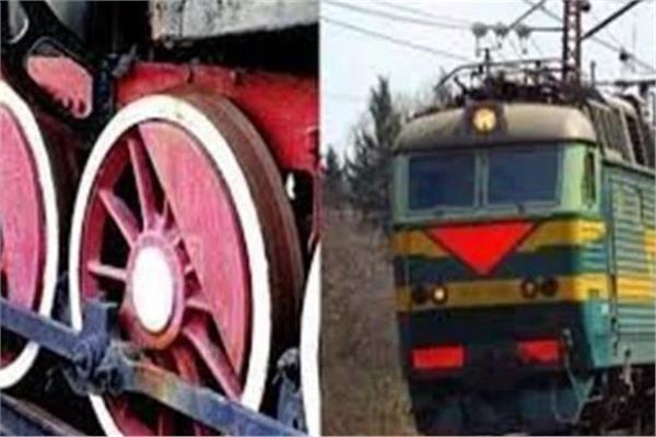 امرأةهندية تواجه الموت المحقق تحت عجلات قطار