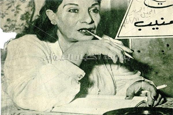 ماري منيب تمسك قلمها لتكتب مذكراتها