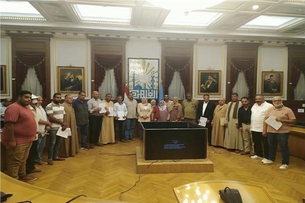 خلال مشاركة نائب محافظ القاهرة جواهرجية الطين فرحتهم بتسليم عقود تقنين الاوضاع بقرية الفواخير 
