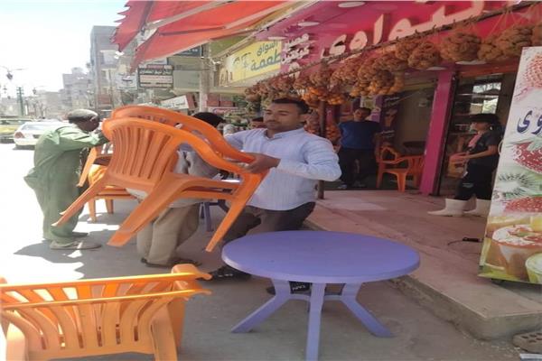 حملة لإزالة الاشغالات بحى غرب مدينة ملوى لعودة الانضباط بالشارع