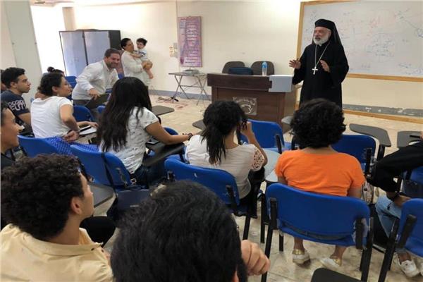 الأنبا باسيليوس فوزي خلال اللقاء التكويني الترفيهي لشباب كنيسة مار مرقس