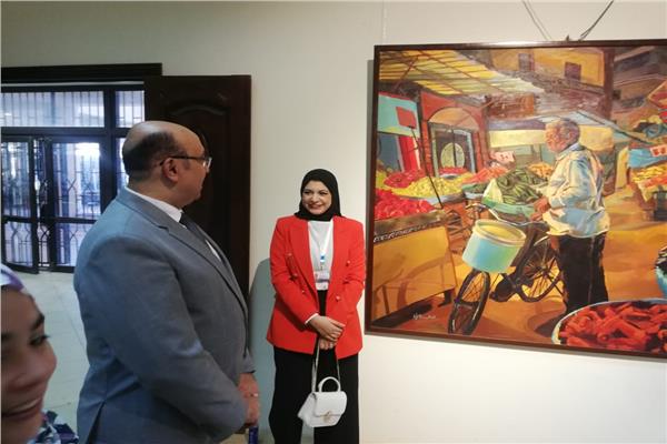نائب رئيس جامعة المنصورة يتفقد معرض مشروعات تخرج الدفعة الرابعة بكلية الفنون الجميلة