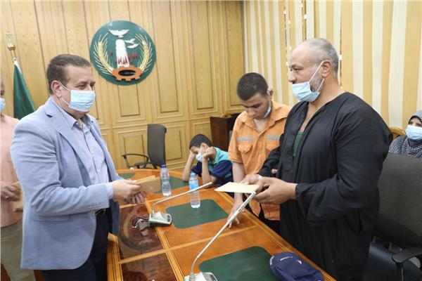 اللواء إبراهيم أبو ليمون محافظ المنوفية يقدم مساعدات مالية وعينية ولحوم ومواد غذائية