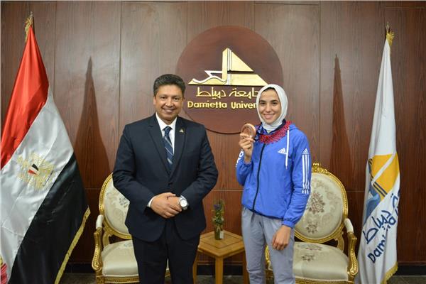 الدكتور السيد  دعدور رئيس جامعة دمياط  الطالبة يمنى عياد الحاصلة على الميدالية البرونزية