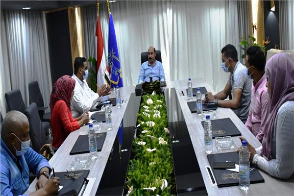 محافظ أسوان يوجه برفع مستوى النظافة العامة والإنارة والتشجير والتجميل بمحيط المساجد والساحات