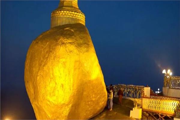 صورة ارشيفية - الصخرة الذهبية بمعبد كايكتيو في ميانمار