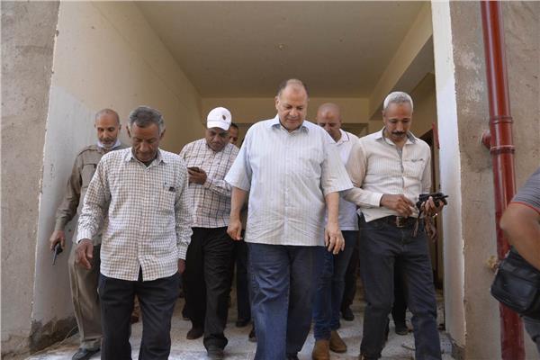 محافظ أسيوط يتفقد أعمال إنشاء جناح توسع بمدرسة الثورة الإبتدائية 