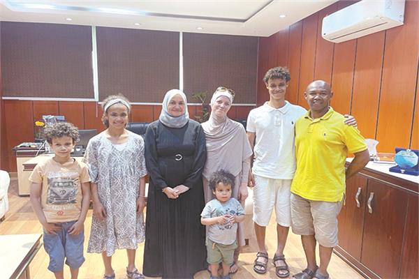 د. نهلة الصعيدى خلال استقبال الأسرة الدنماركية
