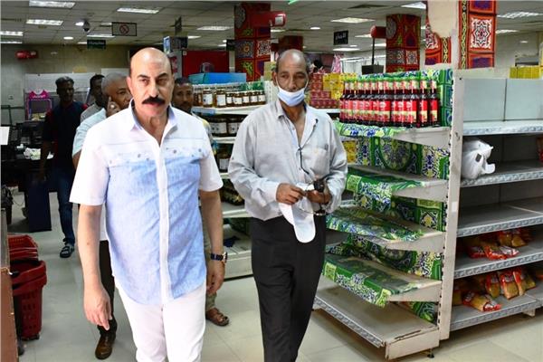 محافظ أسوان يقرر غرامة  بشارع المطار و 90 ألف جنيه على 3 محلات بالسوق السياحى
