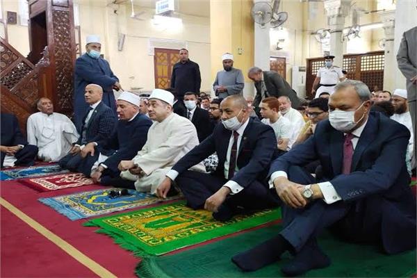 محافظ القليوبية يؤدي صلاة العيد بمسجد ناصر بمنطقة الفلل ببنها