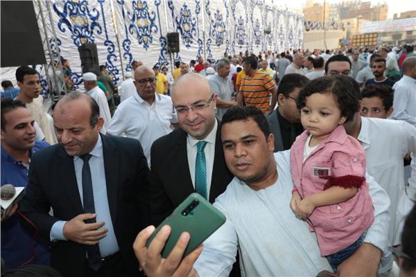 محافظ بني سويف يؤدى شعائر صلاة عيد الأضحى المبارك بساحة مسجد عمر بن عبدالعزيز
