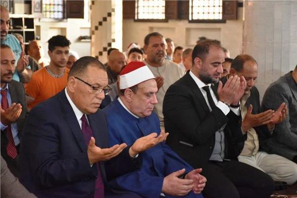 محافظ الشرقية يؤدي صلاة عيد الأضحى بمسجد الفتح بمدينة ههيا