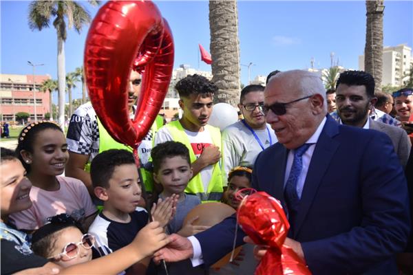 اللواء عادل الغضبان محافظ بورسعيد يوزيع الهدايا علي عدد من الاطفال المتواجدين بالميدان