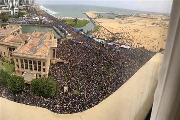 لحظة اقتحام المتظاهرين للقصر الرئاسي في سريلانكا