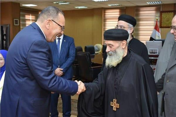 محافظ الشرقية يتلقى التهنئة بالعيد من أعضاء الوفد الكنسي