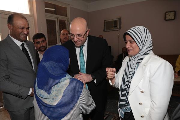 محافظ بني سويف يزور دار المسنين لتقديم التهنئة لهم بمناسبة عيد الأضحى 