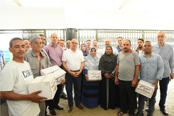 رئيس جامعة أسيوط يوزع 1200 كرتونة سلع غذائية على العمال وأفراد الأمن 