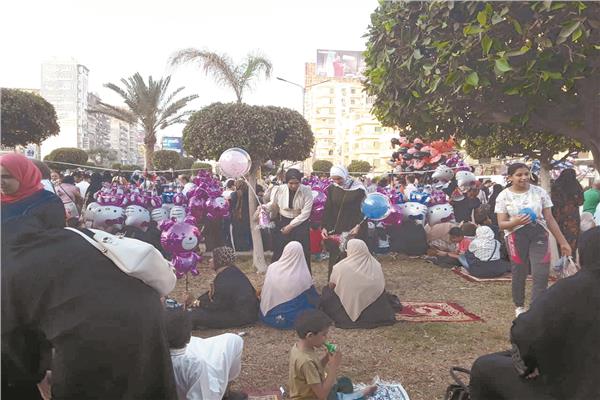 جانب من العائلات عقب أداء صلاة العيد