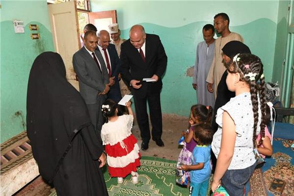 كيف احتفل محافظ قنا بأول أيام عيد الأضحى؟ صلى في القناوي وزار الأيتام وأسر الشهداء