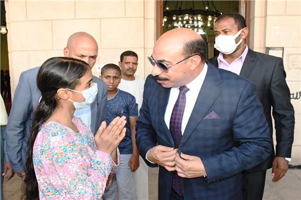 محافظ أسوان مع الأطفال