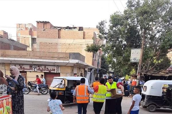 في لافتة جميلة.. شاب قبطي يوزع الهدايا على أطفال بمناسبة عيد الأضحى المبارك