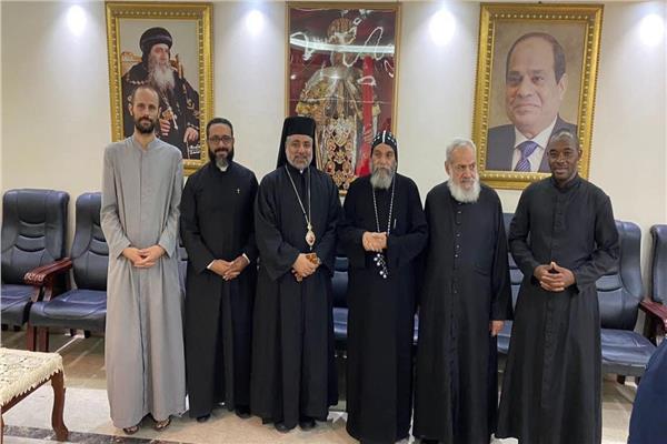 الأنبا عمانوئيل خلال الزيارة 