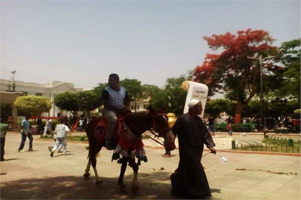 بالصور .. رقص وغناء في المراكب النيلية بالمنيا احتفالا بالعيد .