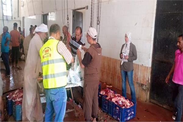 محافظ الوادي الجديد : تواصل أعمال توزيع لحوم أضاحي٧٠ رأس ماشية للمستحقين 