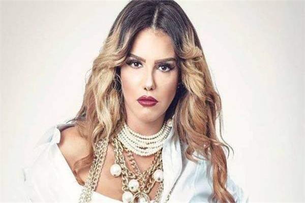 الفنانة دنيا عبدالعزيز