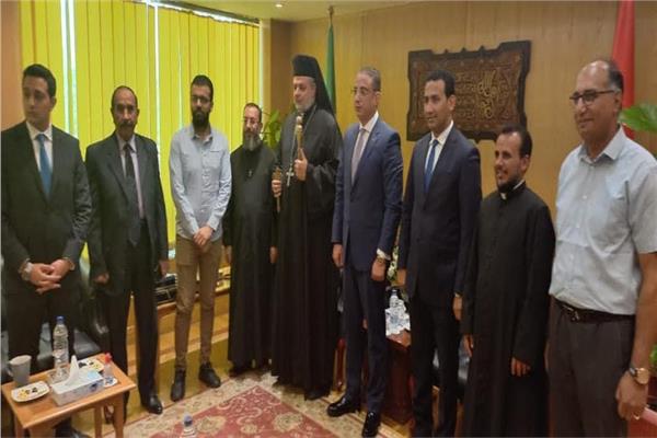 الأنبا توماس والوفد المرافق له في مكتب محافظ الفيوم يقدمون التهنئة بمناسبة عيد الاضحى