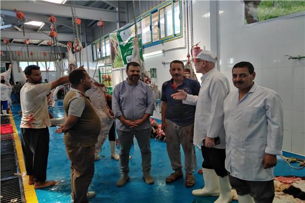محافظ الغربية يتابع عمليات ذبح الأضاحي بالمجان بمجازر المحافظة