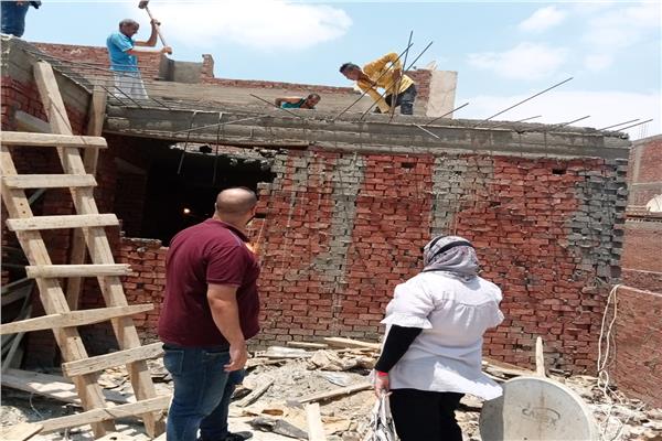 إزالة البناء المخالف في حي البساتين