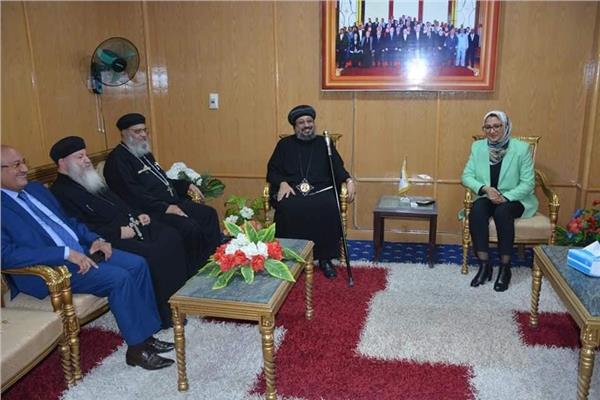 الأنبا أرسانيوس أسقف إيبارشية الوادي الجديد أثناء تهنئته لقيادت محافظة الوادي الجديد بالعيد