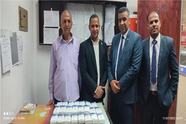 رجال الجمارك بجمرك مطارالأقصر الدولى وامامهم المضبوطات