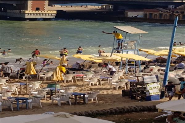  محافظ الإسكندرية باستمرار رفع درجة الاستعداد والطواريء القصوى في شواطيء الإسكندرية