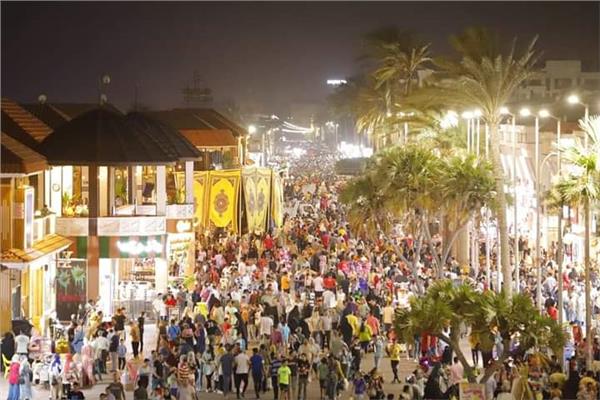 إقبال كبير من الزائرين على مدينة رأس البر 