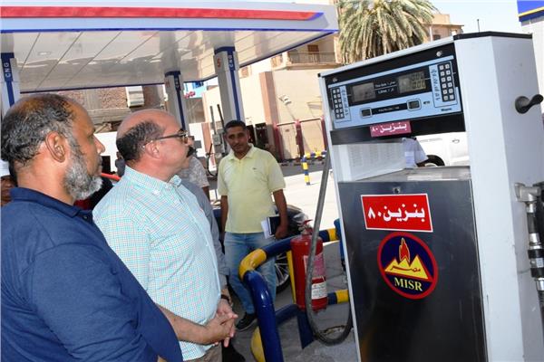 جولة لمحافظ أسوان بمحطات الوقود 