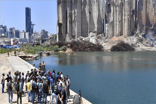 وزير الاقتصاد اللبناني في حكومة تصريف الأعمال أمين سلام أثناء الصوامع المتضررة 