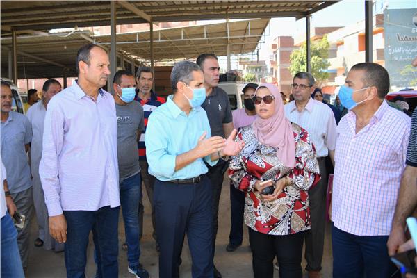 محافظ الغربية خلال الجولة