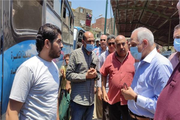 محافظ الجيزة يستوقف سيارات السرفيس والنقل الجماعي للتأكد من المواطنين عن الأجرة المحصلة