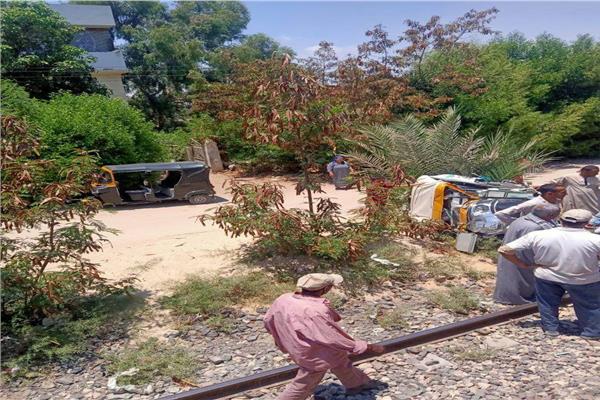 العناية الإلهية أنقذت سائق توك توك من عجلات قطار بالإسماعيلية 