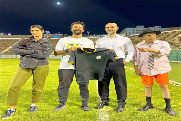 أحمد حاتم وفريق عمل المطاريد