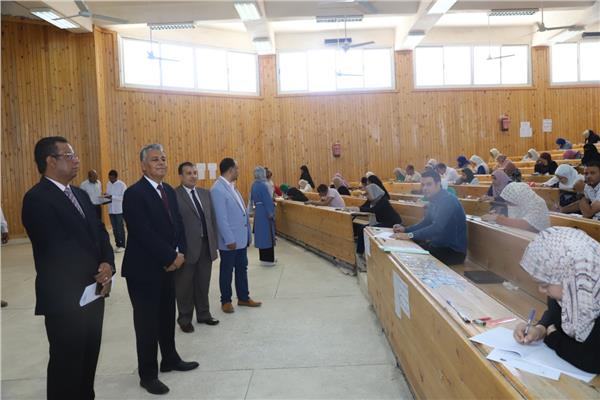 جولة رئيس جامعة جنوب الوادى
