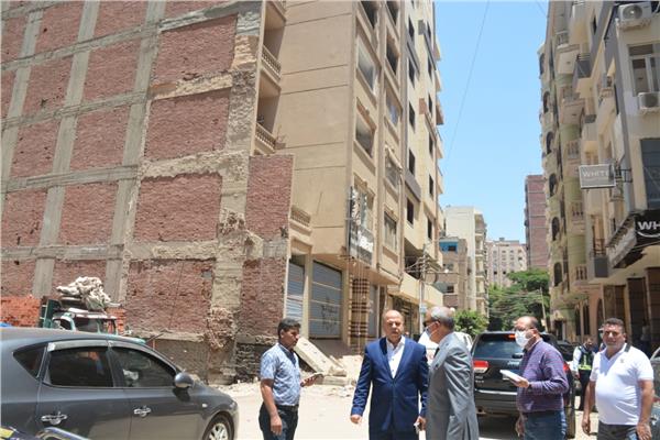 محافظ القليوبية يتفقد أحد العقارات المخالفة بمنطقة الفيلات ببنها 