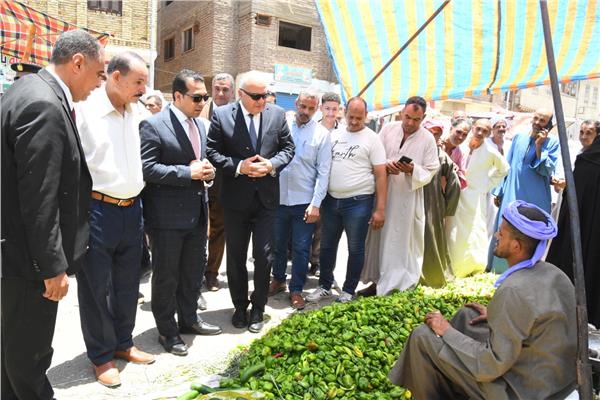 محافظ قنا يجرى جولة بسوق مدينة الوقف للإطمئنان علي أسعار السلع  الخضروات والفاكهة 