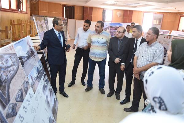 الدكتور مصطفي عبد الخالق رئيس جامعة سوهاج ومناقشة مجموعة من مشروعات التخرج لكلية الهندسة 