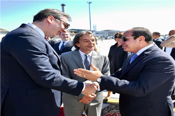 الرئيس الصربي يستقبل الرئيس السيسي بمطار بلجراد