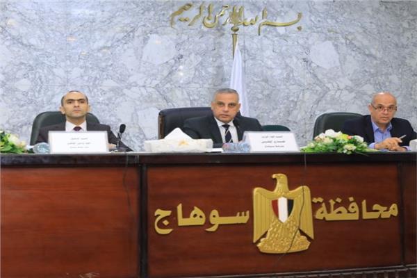 محافظ سوهاج خلال الاجتماع